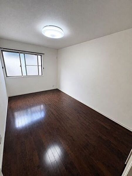 約6.8帖の洋室は主寝室としてご利用いただける広々としたお部屋となります♪