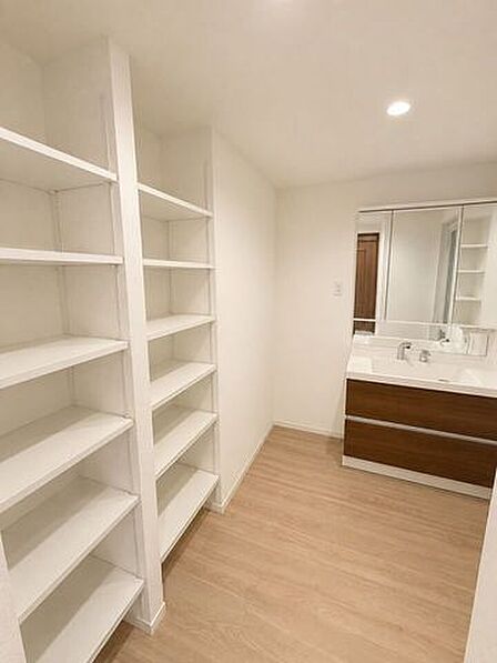 ※居住中の為、家具を消す画像処理を施しております。リフォーム済みの清潔感あふれる洗面室。豊富なオープン棚を備え、タオルや洗面用品の収納にも便利です。