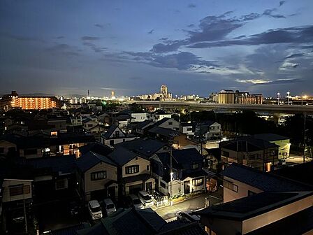 【夜景】昼とはまた違った表情を楽しめる最上階からの眺望。街の灯りと山並みが広がり、帰宅後の時間を心地よく彩ります。