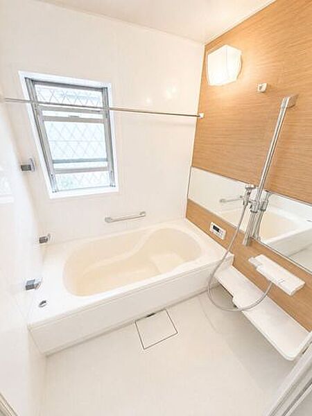 ※居住中の為、画像の加工をしております。木目調のアクセントパネルが温かみを演出する浴室。窓付きで換気もしやすく、一日の疲れをゆったり癒せます♪