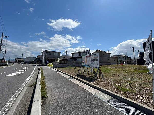 北西側前面道路
