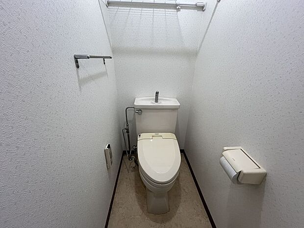 清潔感のあるトイレ。設備の変更をご希望の方にはリフォームもご提案できます。ぜひご相談ください！