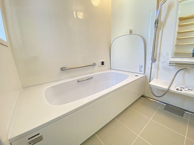 ゆったりと入れる1坪タイプのお風呂が魅力！白を基調にした清潔感のある浴室となっております♪
