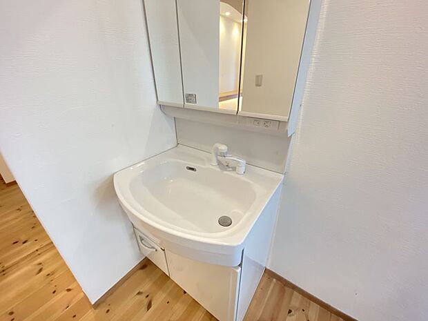 【1階洗面】清潔感があり使いやすい三面鏡です！歯ブラシやワックスなどの小物をしまうことができます◎