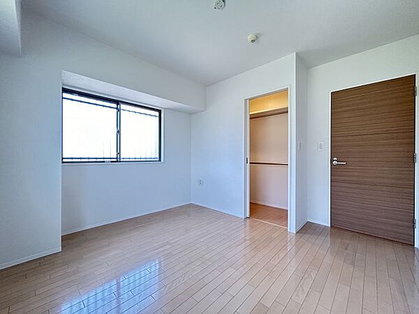 洋室が3部屋ございます◎お子様1人に1部屋お使い頂けるのでお子様が大きくなってからも安心です♪