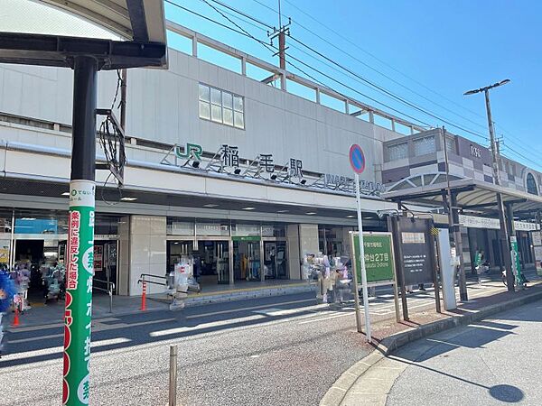 総武線「稲毛」駅　徒歩約12分　950ｍ　駅周辺には千葉ステーションビルの駅ビルであるペリエ稲毛や総合スーパーのイオン稲毛店、飲食店、アミューズメント施設などが点在。