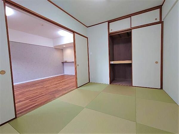 リビングに隣接した和室です。客間としても家族のくつろぎの部屋としても使い方色々♪