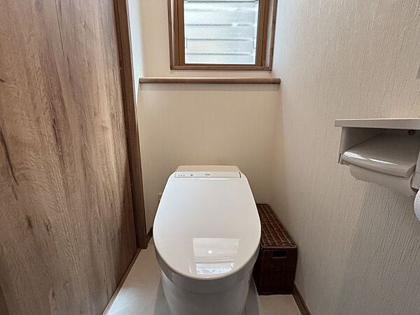 温水洗浄便座でトイレのあとも清潔◎窓付きで換気がきるのもうれしいポイントです◎