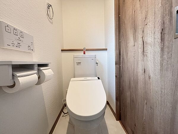 1階・2階それぞれにトイレがあります！夜中に階段の上り下りをしなくても良いのはうれしいですね◎