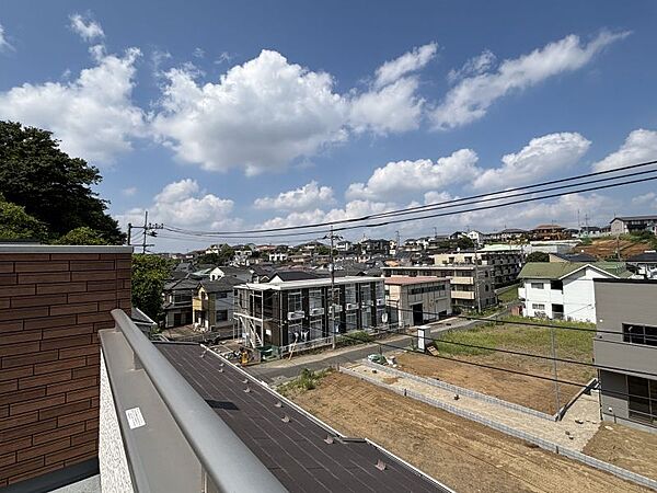 少し高い位置からの光と風を感じられるバルコニーからの眺望です♪