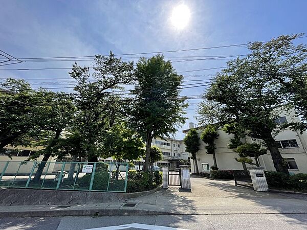 稲毛中学校まで　720m　徒歩約9分●「自ら考え、判断し、より良い解決ができる生徒の育成」「わかる授業、楽しい教室、夢広がる学校」の実現を実践します。