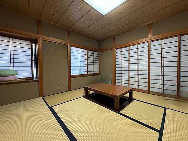 しっとりと落ち着いた雰囲気の掘りごたつ付きの和室！