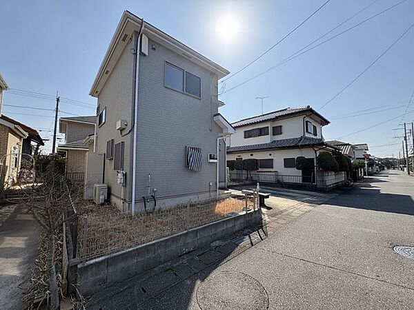 最寄りのバス停まで徒歩約2分でおでかけに便利な立地です！