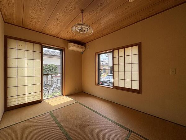 来客時やお子さまの遊び場としても便利な和室です！