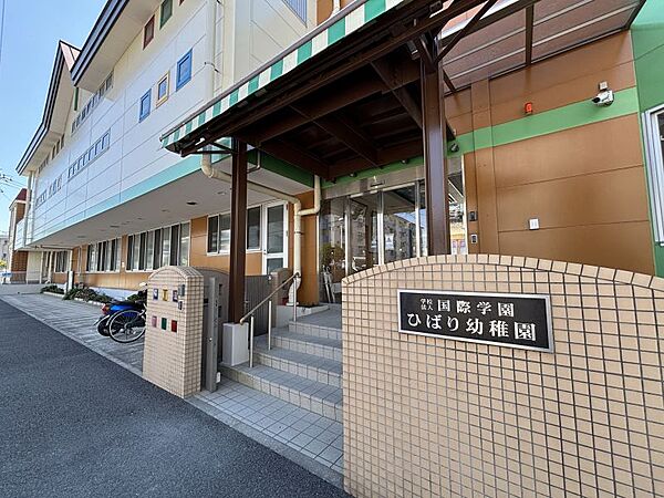 ひばり幼稚園/290m/徒歩約4分「健康で明るく、優しく思いやりのある、自分で考え進んで取り組む子」を教育目標とし、職員一丸となって保育に取り組んでいます。