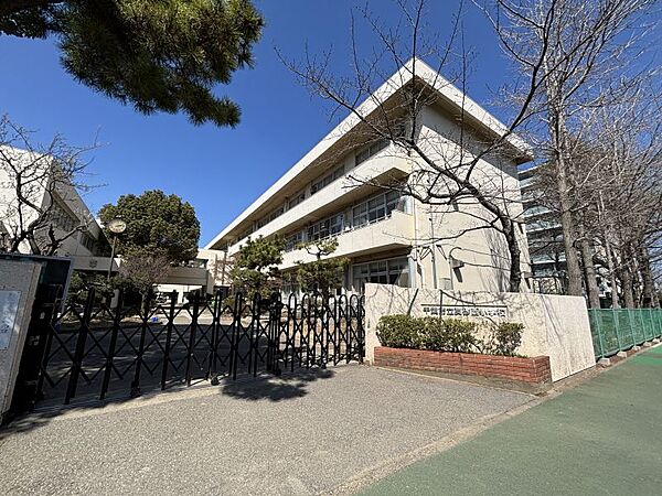 真砂西小学校/徒歩約10分/約800ｍ　「目標」認め合い、学び合い、高め合う西っ子の育成「めざす児童像」にこにこ明るくすなおな子・しっかり学びよく考える子・こんなんに耐え実行する子