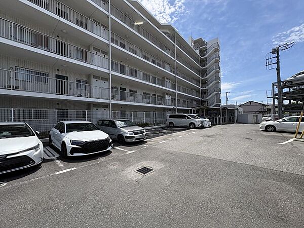 駐車場空き状況に関しましては担当までお問い合わせくださいませ！