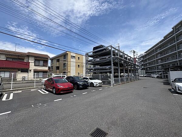 駐車場は建物に隣接しており、日常の車の出し入れにも便利な環境です。対応車種の詳細はお問い合わせください！