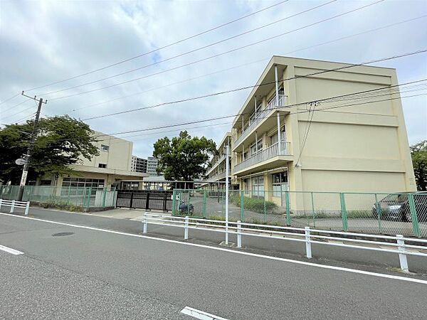 稲毛第二小学校まで　500m　徒歩約7分●「教育目標」心身ともに調和のとれた、たくましい子の育成 。相手のことを思いやれる子・自分で考え行動できる子・たくましい体と心を持つ子