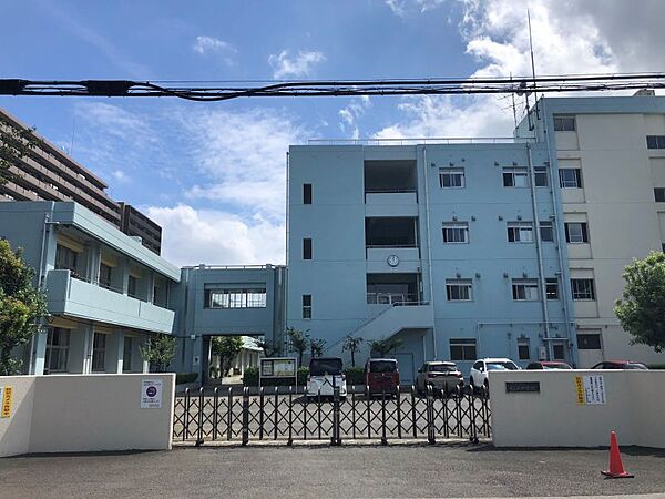 稲浜中学校/徒歩約9分/約650ｍ　目指す生徒像　自主：真理を追究する探究心旺盛な生徒　誠実：思いやりの心を持ちさわやかな挨拶のできる生徒　 練磨：困難に負けないたくましい生徒