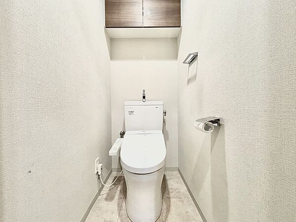温水洗浄付きトイレ。上部収納付きなので小物も整頓できます！