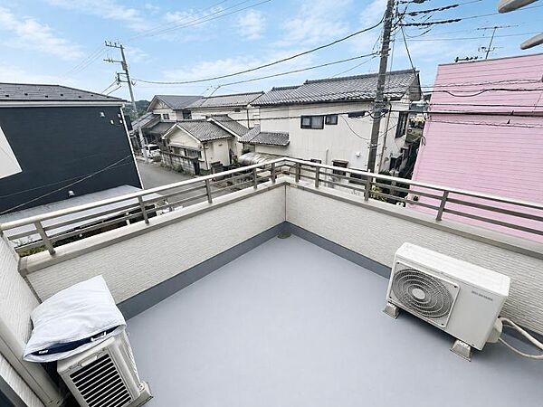2部屋から出ることができ、広さもある南面バルコニーです♪