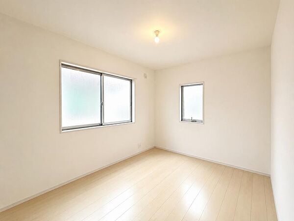 全室2面採光で2面採光で明るく風通しも良いので快適にお過ごしいただけます◎