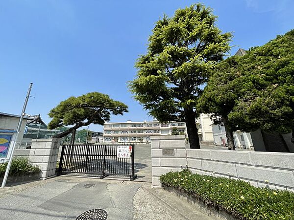 稲毛小学校まで　850m　徒歩約11分●「教育目標」自ら学び 心豊かに たくましく生きる子どもの育成。「めざす子ども像」いつでも なかよく げんきで 能 力 のある 子ども。
