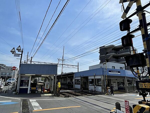 京成稲毛駅まで　1200m　徒歩約15分●相対式ホーム2面2線を有する地上駅でホームは6両編成に対応しています。1番線ホームに水洗式トイレが設置され、多機能トイレを併設しています。