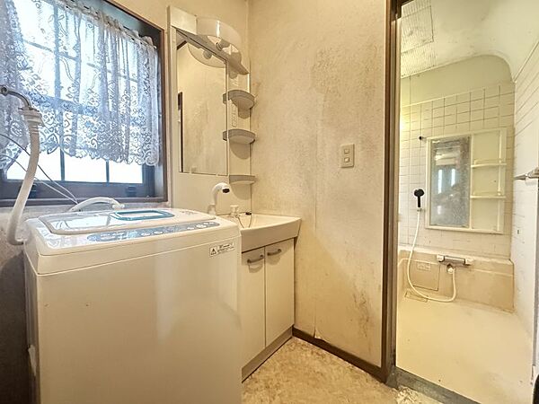 洗面室はうれしい窓付きで換気もしやすく、湿気がこもりにくいので毎日清潔に保てます！