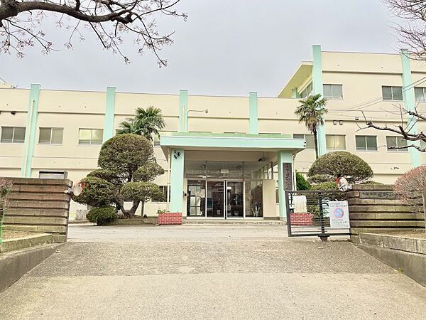 草野小学校まで　徒歩約24分　約1900ｍ　●「教育目標」知・徳・体の調和のとれた心豊かな子どもの育成。「目指す児童像」くり返しくり返し学びさわやかな笑顔でのびようとがんばる子。