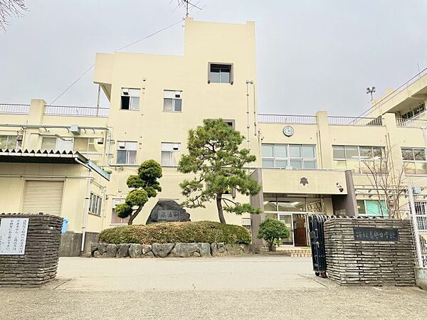 草野中学校まで　徒歩約28分　約2200ｍ　●校訓「知 徳 体」　学校教育目標「自ら学び 豊かな心と健やかな体を持ち、未来を切り拓くことができる生徒の育成」