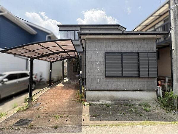 カーポート付きの駐車場！雨の日の乗り降りもスムーズに行えます♪