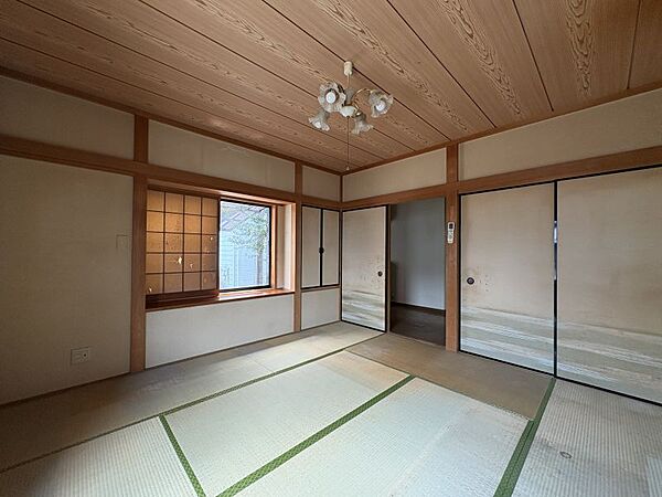 和室には押入れも完備され、お布団なども大物も収納できます♪