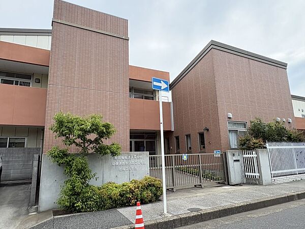 若梅保育園まで　570m　徒歩約8分●認可保育園です。2階建ての園舎に園庭を備え、建物内にはランチルームや遊戯室があり、子どもたちは室内でも室外でものびのびと過ごしています。