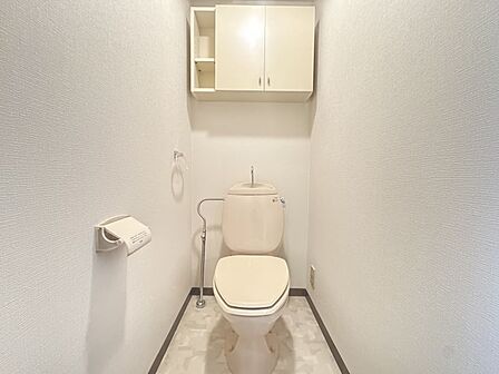 掃除用品や備品を収納できる棚があるおトイレ!いつもスッキリ衛生的です♪