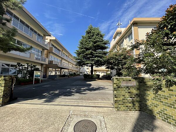 作新小学校まで　600m　徒歩約8分●「教育目標」一人一人のちがいを大切にし「かしこく　あたたかく　たくましい」『これからの社会を生き抜き、幸せな人生を歩んでいける人づくり』