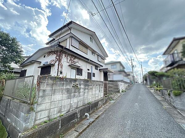閑静な住宅街。北側公道に面しております！