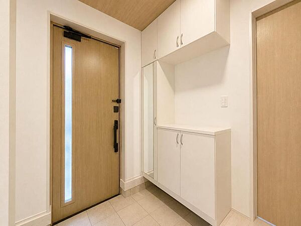 全身鏡のついた収納棚がございます！※一部CG加工により残置物を除去しています。