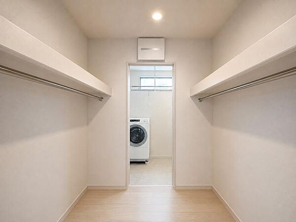 1階のWICです！洗濯機がすぐそばで便利な導線です！※一部CG加工により残置物を除去しています。
