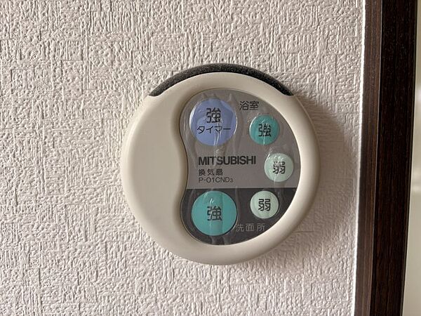 湿気のこもりやすい洗面と浴室にはタイマー付き換気扇がございます！