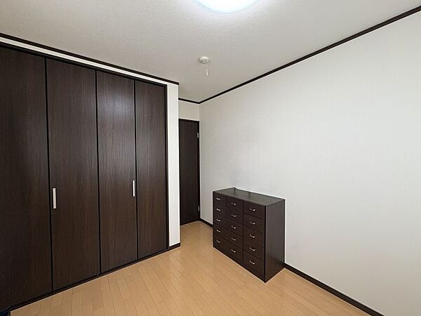 フローリング仕様で、ベッドやデスクなど家具のレイアウトがしやすい洋室です！