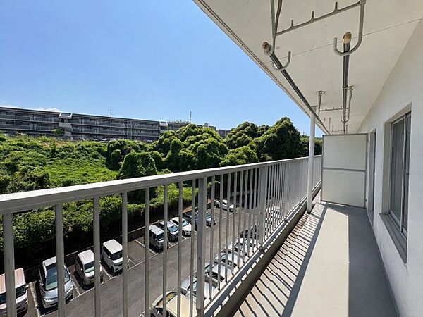 バルコニーからは空や緑も望めます♪（※一部CG加工により残置物を除去しています。）