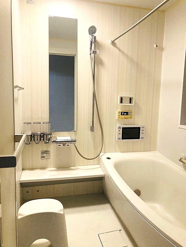 白を基調とした清潔感のある浴室は1日の疲れを癒してくれます。