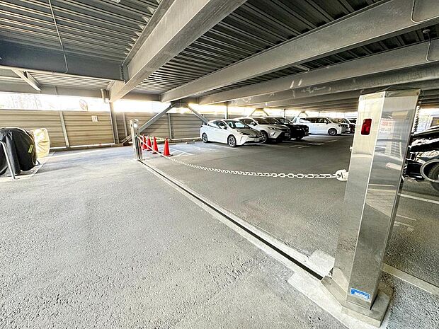 駐車場の出入り口はオートチェーンゲーです。