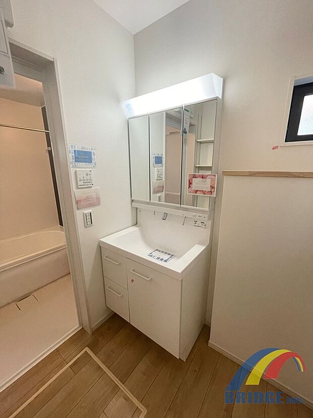 朝の身支度が快適な独立洗面台♪裏は収納になっており、お化粧道具もすっきり収納が出来ます!