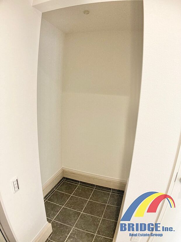 ベビーカーやアウトドアグッズもしまえる土間収納