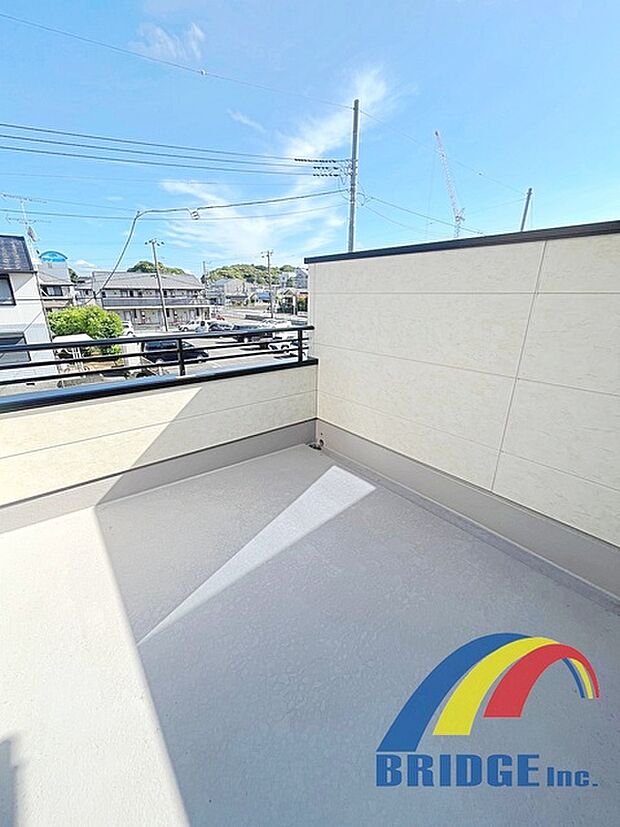 広々したバルコニーではお洗濯物を干すのも楽しくなりそうですね！