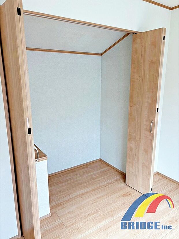 クローゼットも大きめでお洋服もたくさん収納できます