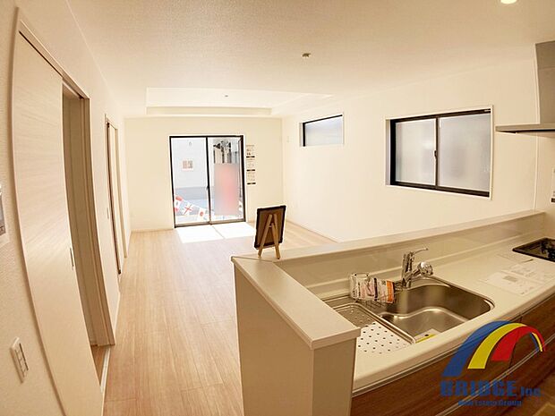 明るく心地よい風が通り抜けるリビング